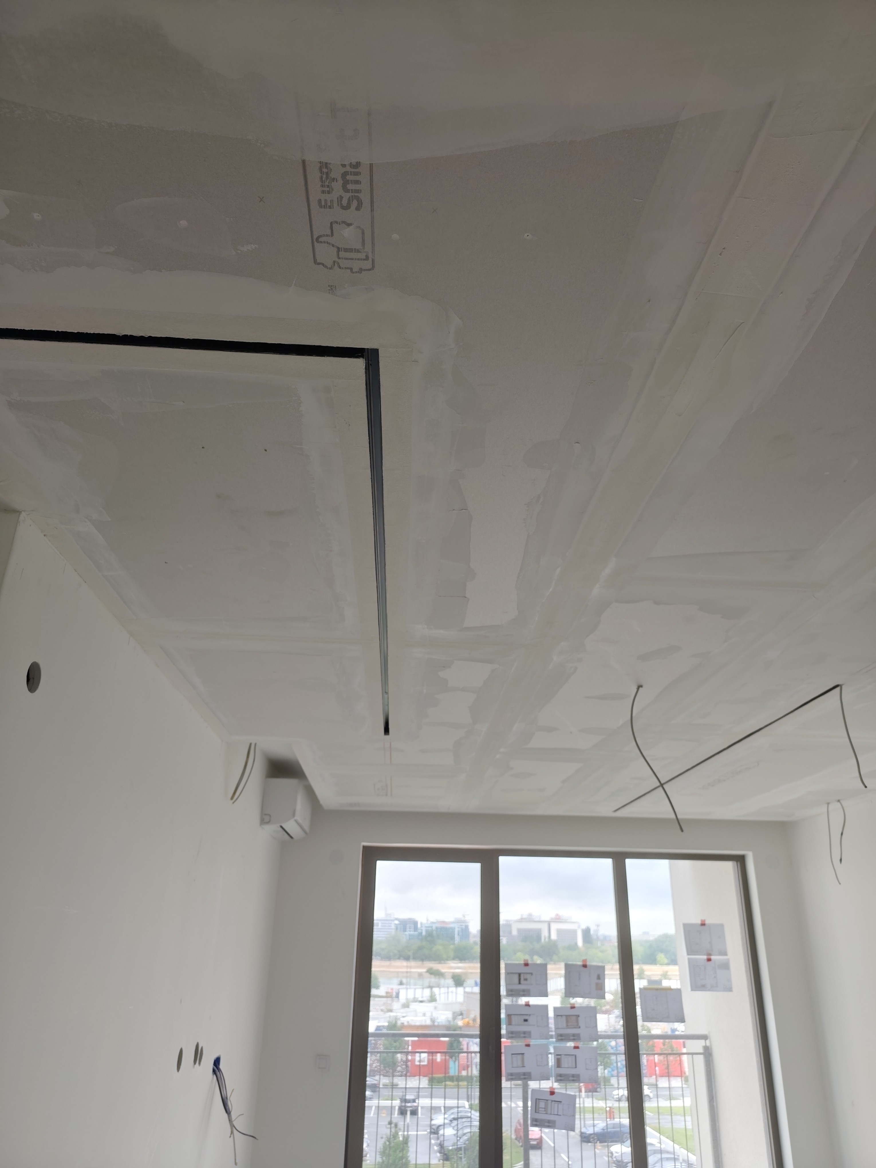 Spušteni plafoni u stanu od 65 m2 u Beogradu na vodi sa magnetnim šinama, zavesnim nišama i LED skrivenom rasvetom