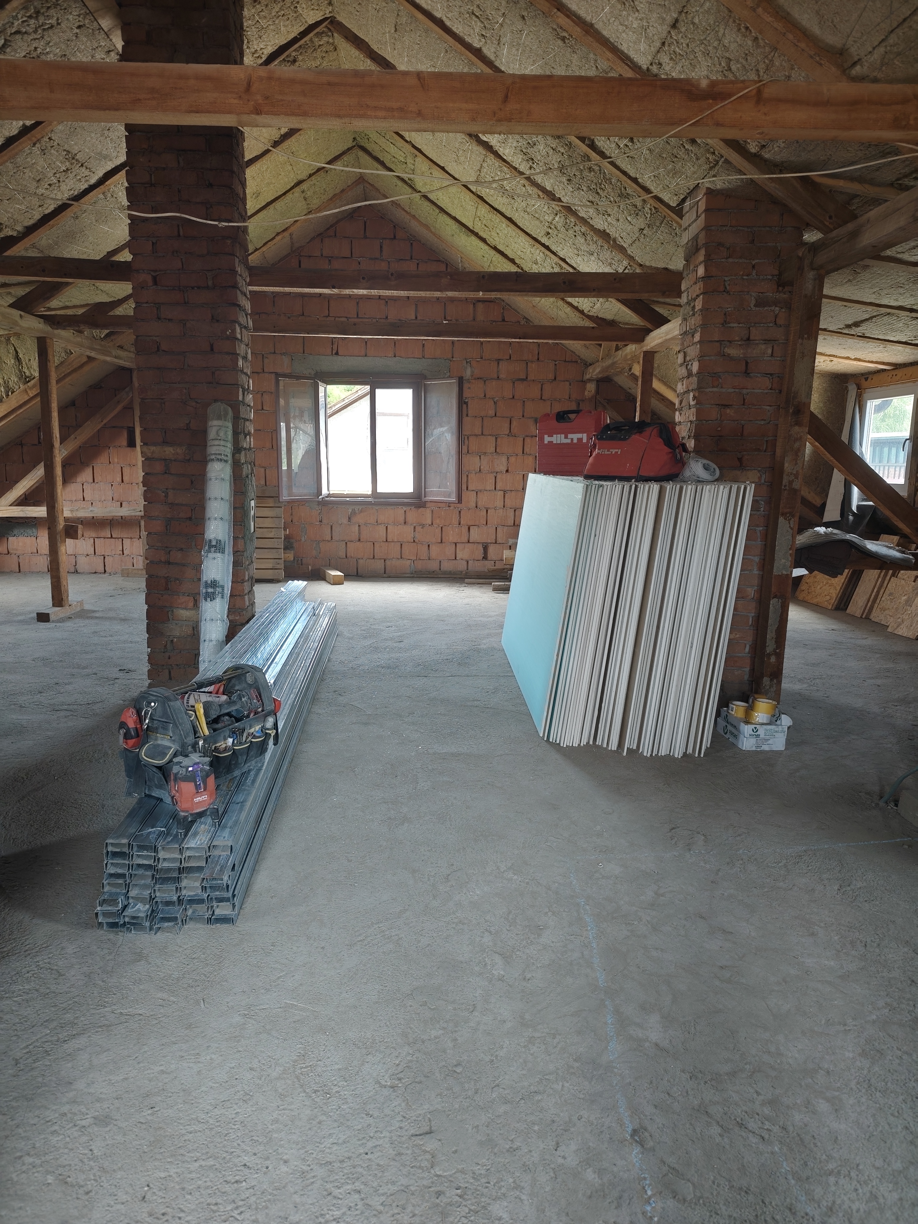 Adaptacija podkrovlja u Boleču: spušteni plafon, pregradni zidovi i oblaganje zidova sa izolacijom na 120 m2